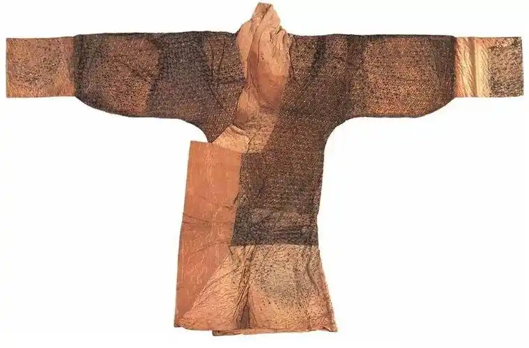 西汉黄纱地印花敷彩直裾式丝绵袍