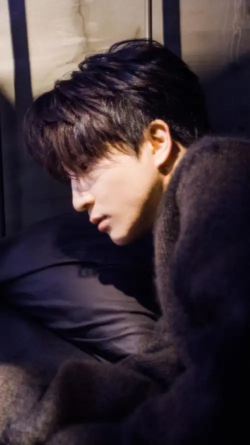 薛之谦猛吸一口吸溜