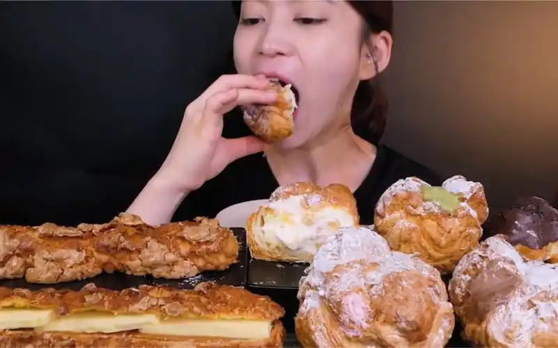 吃播剪说话sinae吃的超认真的漂亮姐姐面包泡芙含四倍速咀嚼音食音