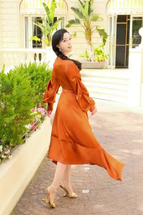 范冰冰砖红连衣裙出席戛纳电影节午宴,举手投足似少女