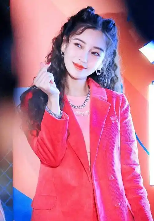 杨颖橙红色套装活力满满,秋天里最靓丽的风景线_时尚_活动_美的