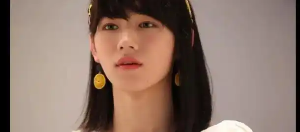 搞笑的网友直接写出将宋亚轩女装的照片拿出来说这就是宋亚轩的女朋友