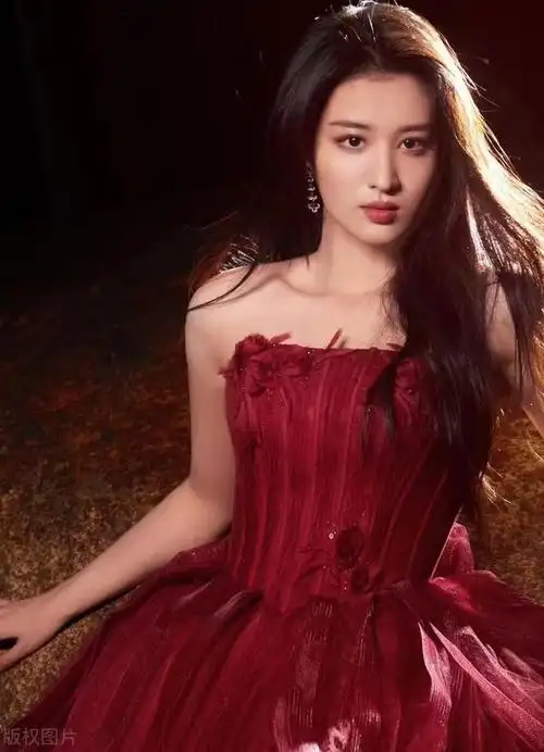 王楚然,这位备受关注的年轻演员,以其出色的演技和独特的个人魅力