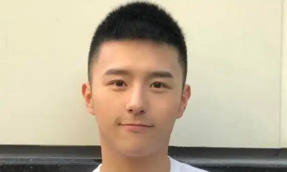 男生发型推荐中分,男生不用打理的帅气发型图6