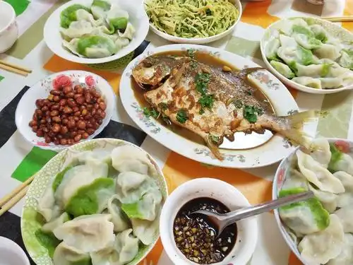 新年在老妈家吃饺子~两样馅:海灵菇皮皮虾肉韭菜和酸菜肉的.