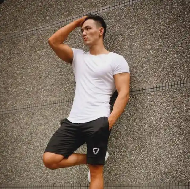 中的这位男生,他今年刚刚26岁,但因为标准的好身材获得了人们的喜欢