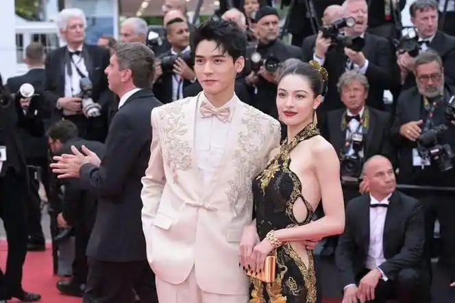 龚俊钟楚曦同框合照,龚俊扶钟楚曦上楼梯好暖好绅士啊……|龚俊