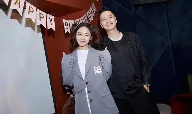 王凯为旗下艺人张佳宁庆生张佳宁穿短裙小腹平坦力破怀孕传言