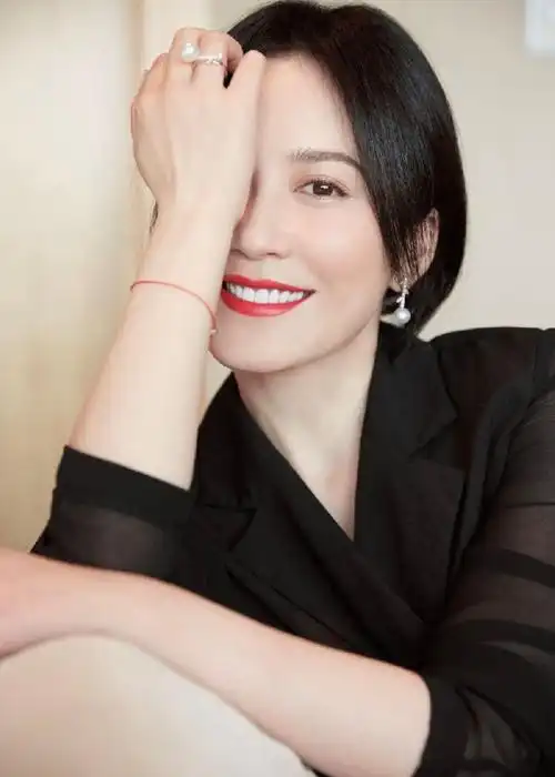 女人戴翡翠好还是黄金好,真正贵气的女人 - 玉三网