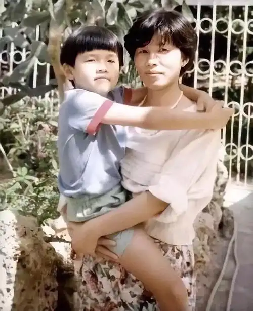 周杰伦童年旧照被修复高清大眼睛双眼皮萌翻网友