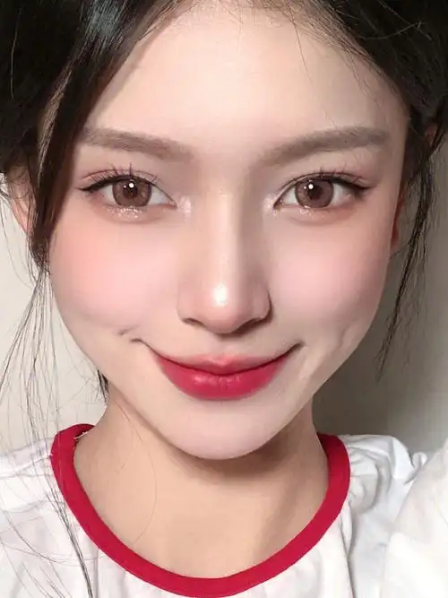 腮红画眼影真的很绝低饱和度一点点上 完全不会出错诶自己琢磨的妆容