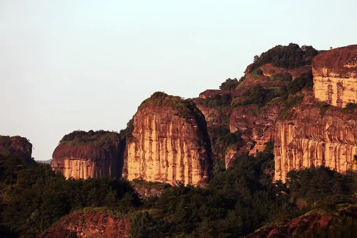 旅游景区 鹰潭市龙虎山旅游景区位于江西省鹰潭市龙虎山风景名胜区内