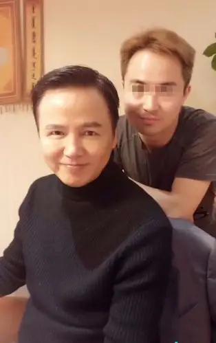 张庭58岁老公染回黑发,颜值在线真的帅,网友:黑发好看显年轻_林瑞阳