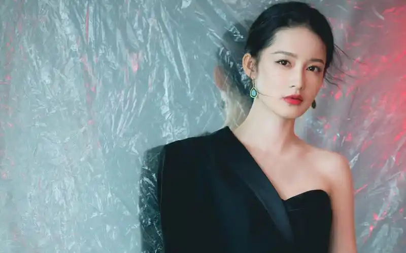 李沁黑白性感写真,面相清秀,五官精美!