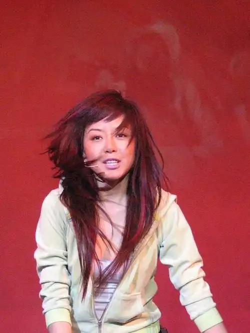 组图:超级女声安又琪 推出首张同名专辑