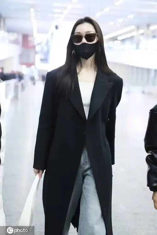 宋轶现身北京机场黑色大衣休闲随性