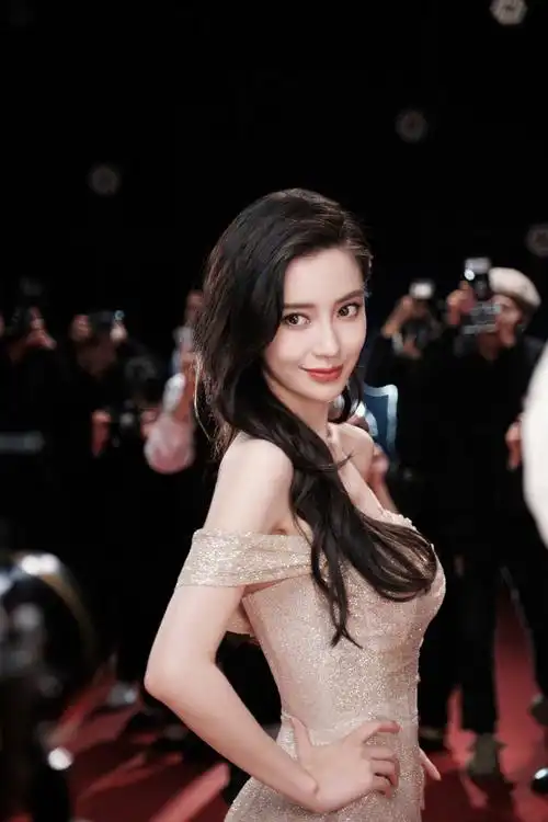 好多镜头拍angelababy##angelababy白色背心
