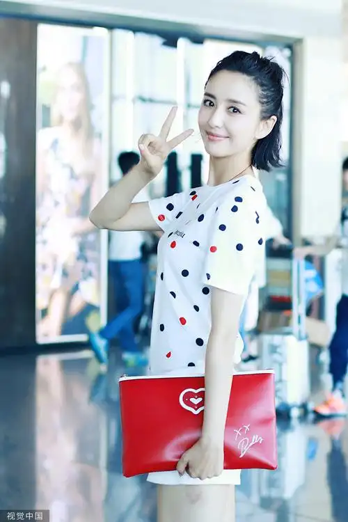 佟丽娅扎半丸子头现身 秀纤细好身材