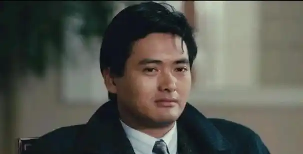 《英雄本色》是一部经典的粤语电影,主演包括实力派演员狄龙,张国荣和