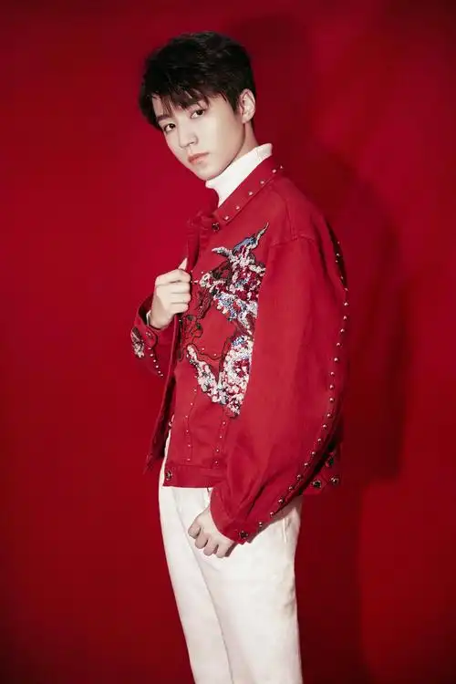 王俊凯身着红色刺绣夹克时尚搭配更惹眼