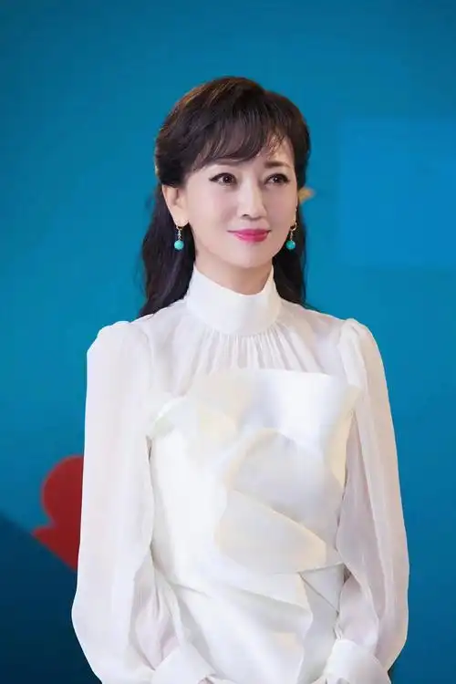 赵雅芝新造型来袭,涂芭比粉口红减龄不够,穿白色长裙更精致优雅