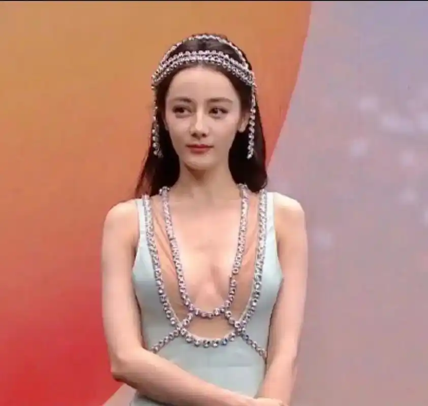 迪丽热巴越来越大方了,以前还会捂一下,如今穿深v也不拘谨了,越来越