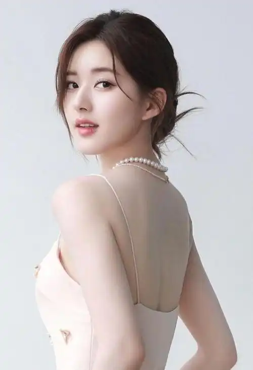 赵露思淡妆的样子太美了,穿裸色无袖裙,优雅又淑女看着很贵气|裙装