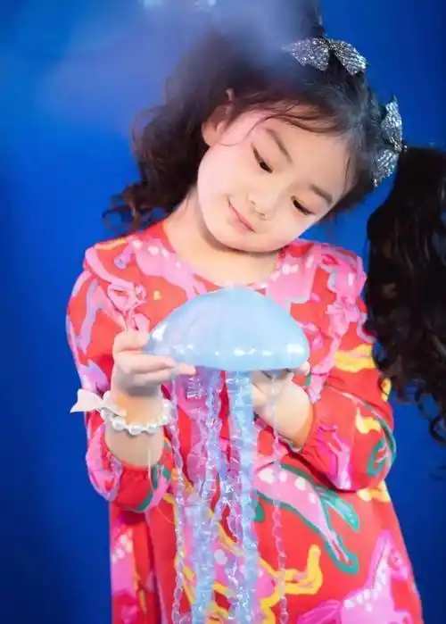 拍摄生日写真比小模特有范,和妈妈太相似_lucky_动作_造型