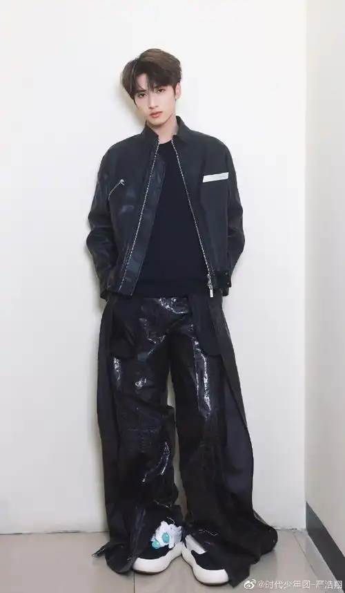 严浩翔五彩斑斓的黑穿搭##严浩翔好复杂的裤子