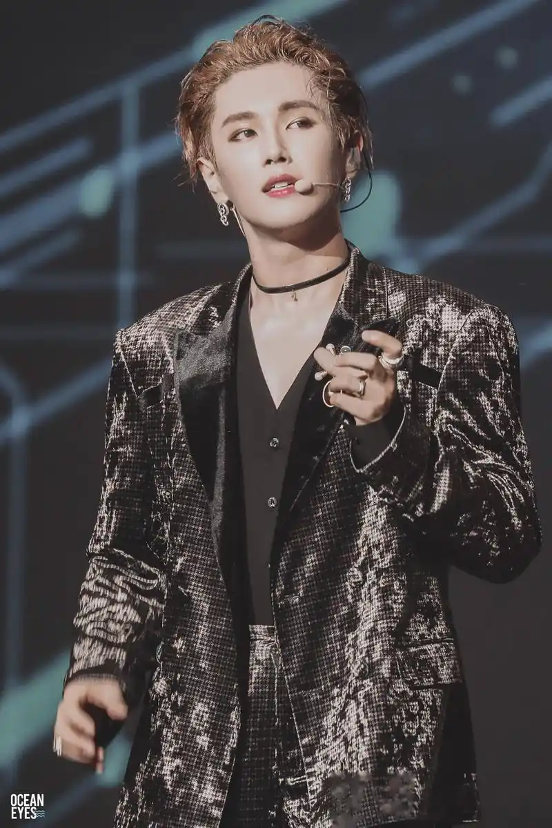 李汶翰的喉结也太性感了吧!李汶翰这个男人真的太苏了.