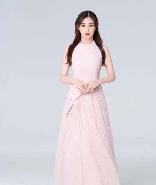 张含韵真有32岁了白色款式衬衫配长筒靴青春靓丽看着顶多20岁