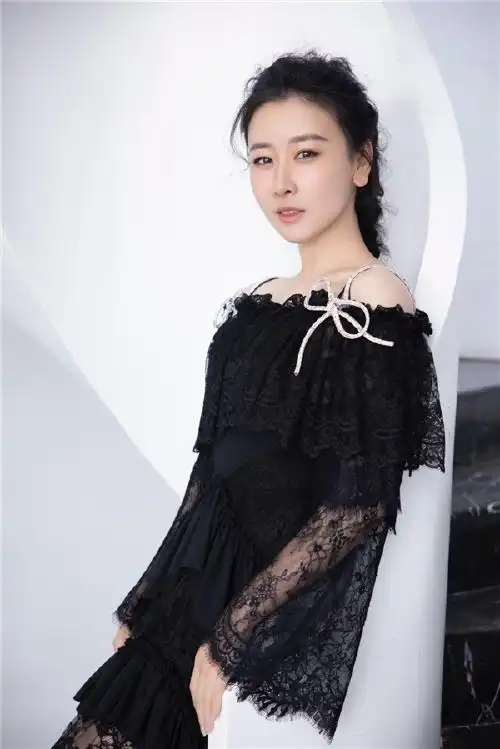 毛俊杰秋日写真释出 氛围感拉满