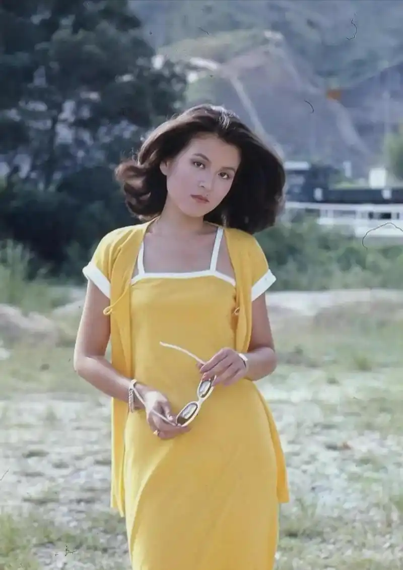 上世纪70年代,周润发和当时备受瞩目的女星缪骞人合了一张照片!