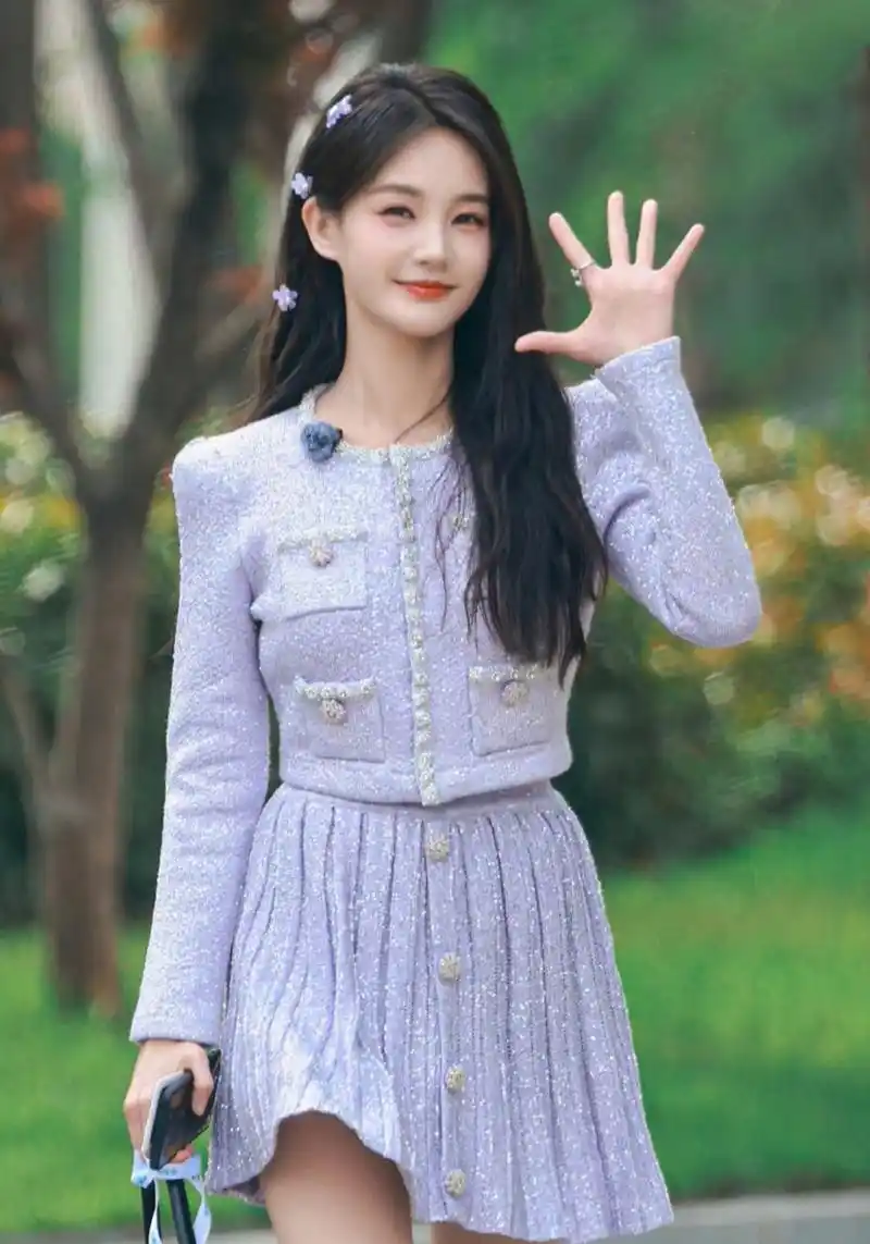 漂亮可爱,温柔大方的#李一桐# 笑容甜美,俏皮灵动,高挑身材,窈窕淑女