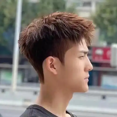 近年来的男士发型趋势中,男生烫发的流行程度可见一斑.
