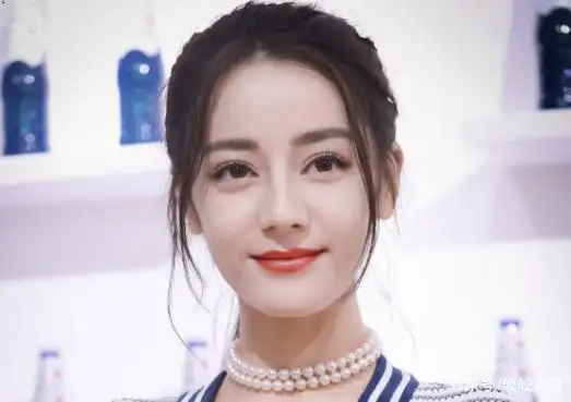 迪丽热巴六一晒美照,大美女自拍热爱各种特效,发际线吸睛