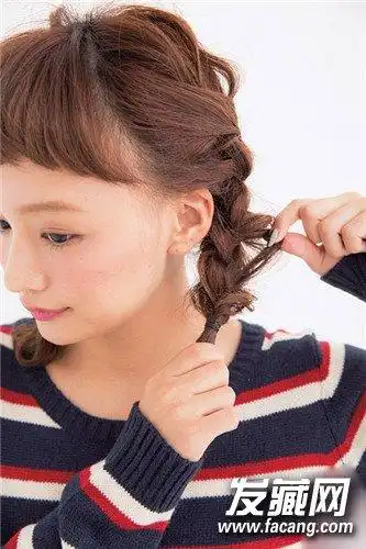 【图】超简单麻花辫编发教程 发饰点缀散发亲和力(3)_麻花辫发型_发藏