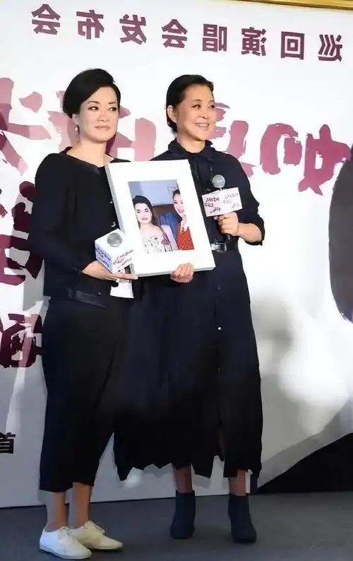 毛阿敏同框倪萍差4岁像隔代人一个时髦似贵妇一个朴素像奶奶