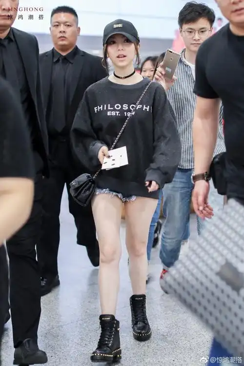 邓紫棋真自信,穿条"看不见"的短裤秀粗腿,网友:能修一下腿吗