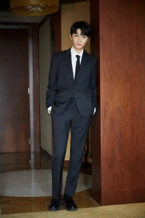 眼神果敢坚毅就如成朗全身照尽显大长腿的优越@tfboys-王俊凯