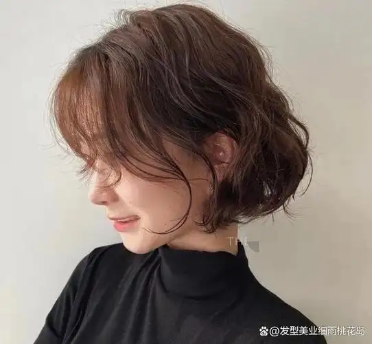 一刀切短发也好看,对于发量少的女生,也是很好的一个选择,也是备受