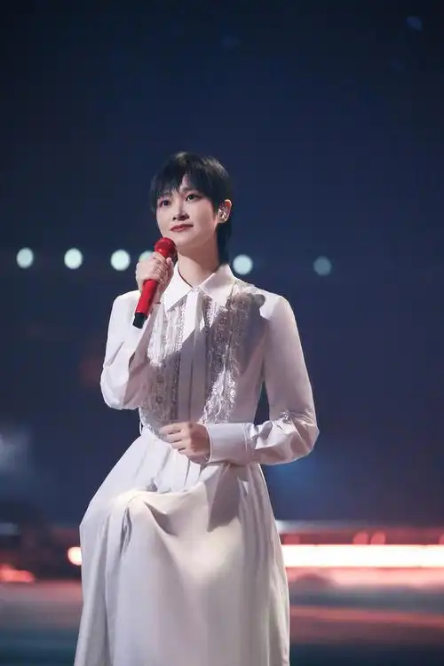 李宇春湖南卫视中秋之夜写真释出 一袭白裙十分亮眼_凤凰网