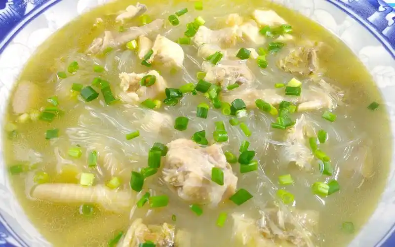年夜饭做一道粉丝鸡汤,汤鲜味美营养丰富,做法也很简单