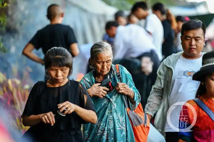 重庆酉阳:众人观赏雾海日出