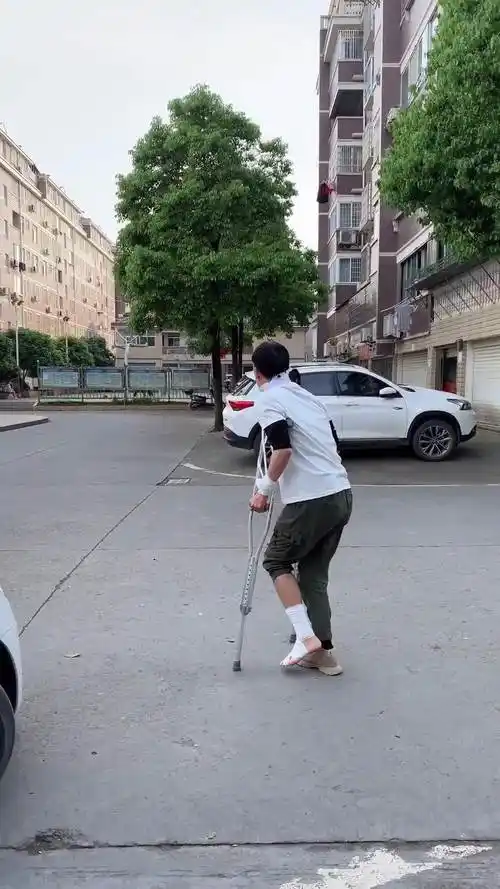 脚瘸了一个多月,居然被一个惊吓给治好了!