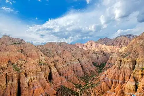 青海龙羊峡镇,拥有湖泊,峡谷,土林,沙漠四种地貌的小镇