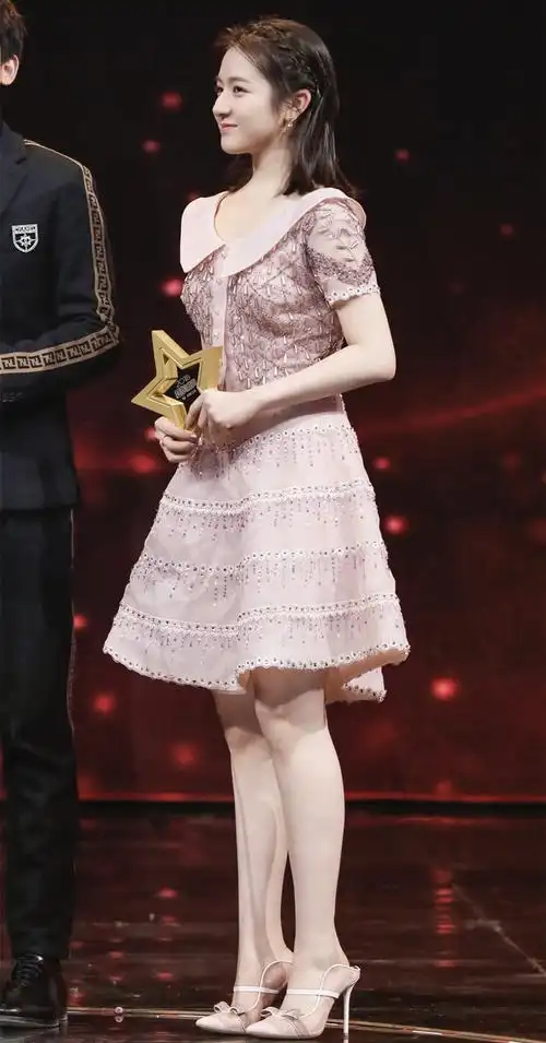 李兰迪到底是怎么想的19岁偏偏要穿那么成熟像29岁