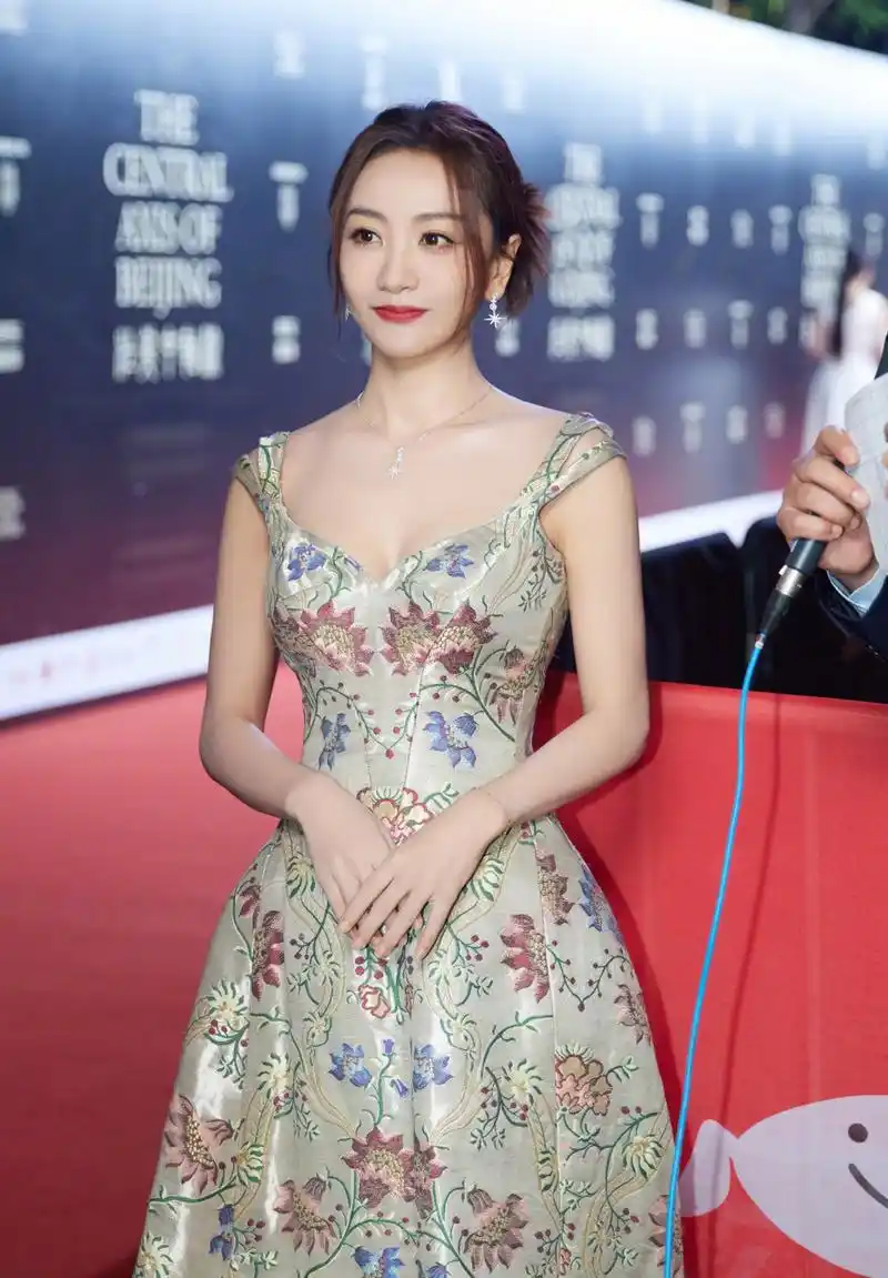 杨蓉一袭印花吊带连衣裙的穿搭,复古知性,尽显优雅与时尚.