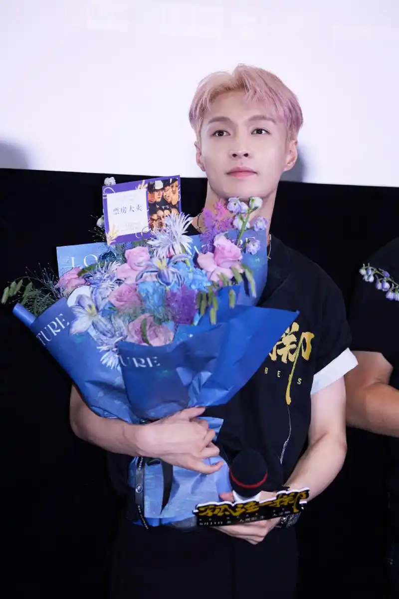 张艺兴对导演说:只要能演好角色,剃光头都行.