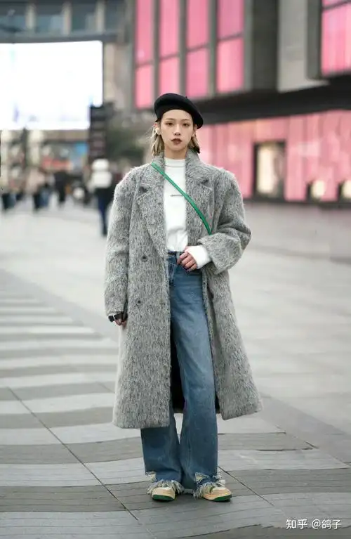 看街拍学搭配9组基础款大衣穿搭示范好看又时髦